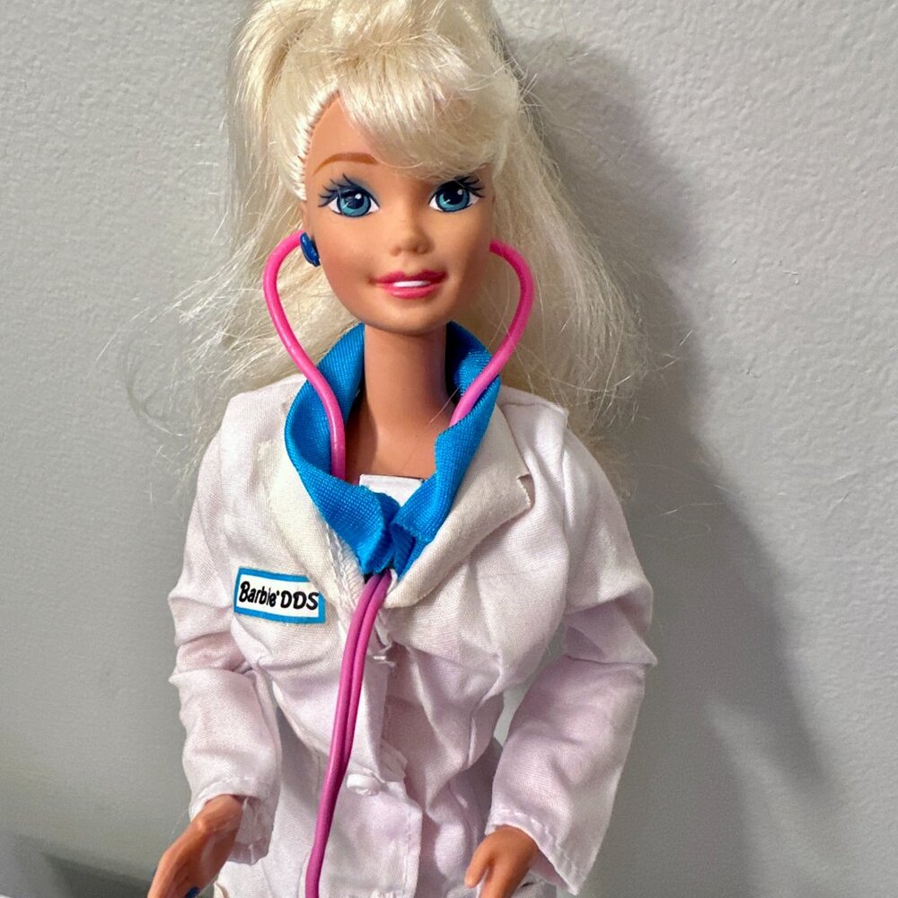 1993 Doctor Barbie - Picture 2 of 4